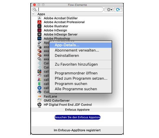 Ein schwarzer Hund rennt über die Wiese