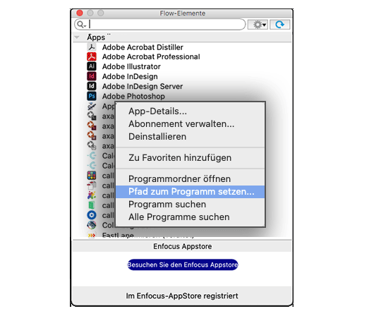 Ein schwarzer Hund rennt über die Wiese
